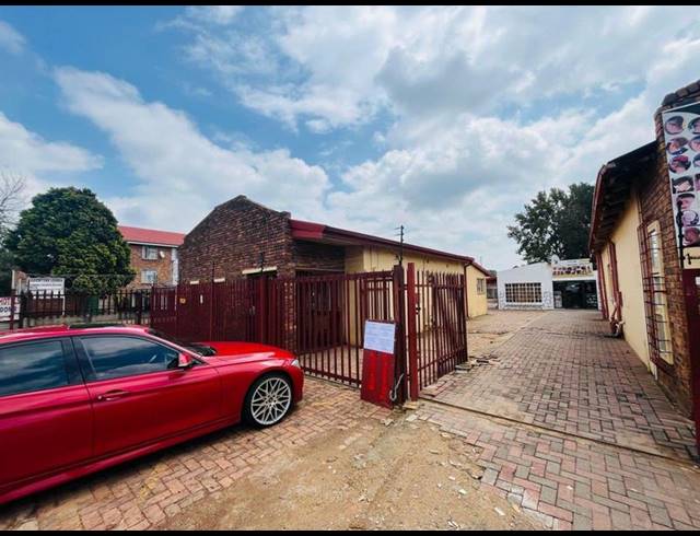 8 BEDROOM HOUSE FOR SALE IN KEMPTON PARK EXT 01